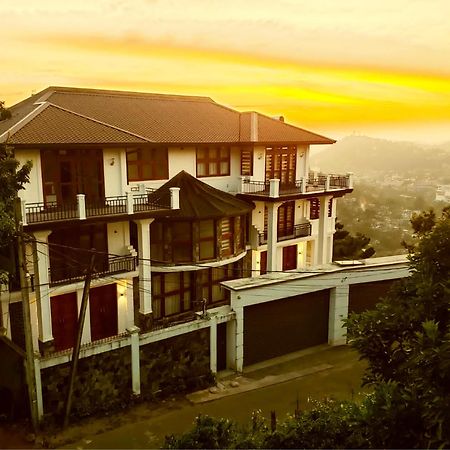 Golden King Residence - Free Pickup From Kandy Railway Station Exterior photo