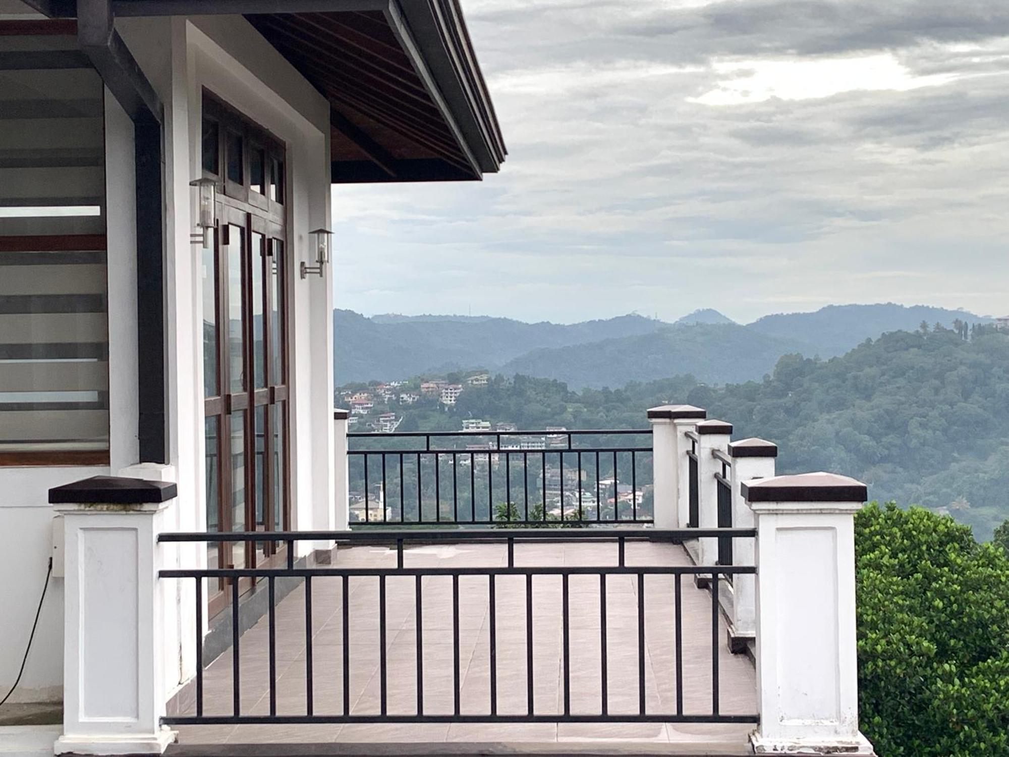 Golden King Residence - Free Pickup From Kandy Railway Station Exterior photo