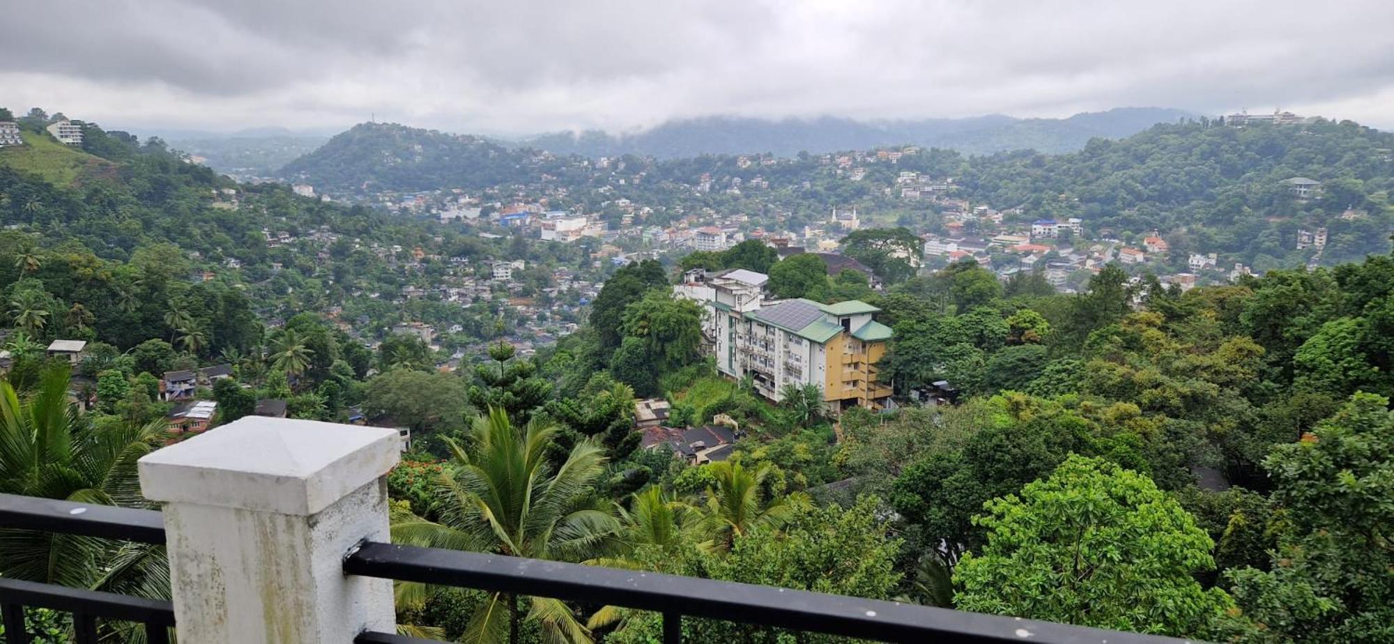 Golden King Residence - Free Pickup From Kandy Railway Station Exterior photo