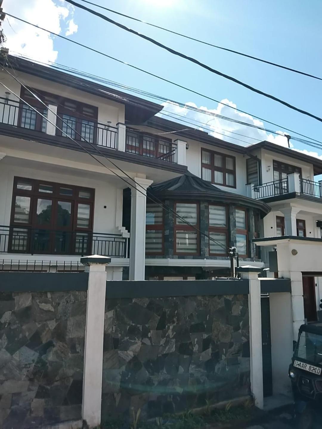 Golden King Residence - Free Pickup From Kandy Railway Station Exterior photo