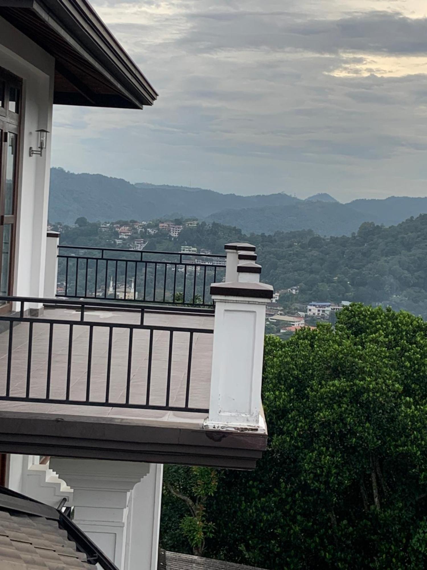 Golden King Residence - Free Pickup From Kandy Railway Station Exterior photo