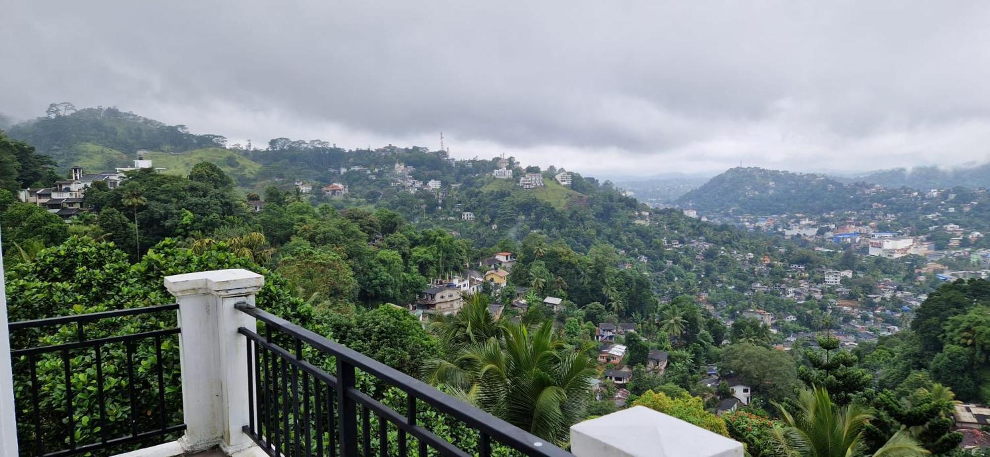 Golden King Residence - Free Pickup From Kandy Railway Station Exterior photo
