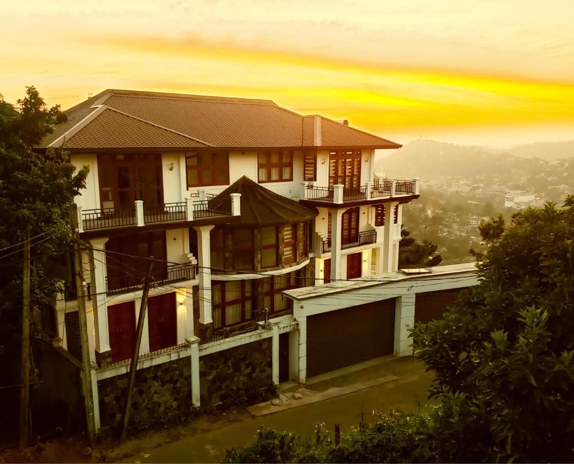 Golden King Residence - Free Pickup From Kandy Railway Station Exterior photo