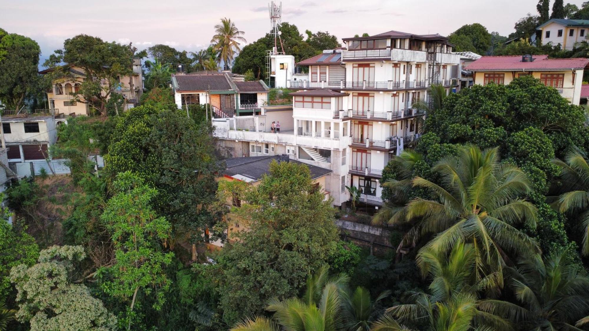 Golden King Residence - Free Pickup From Kandy Railway Station Exterior photo